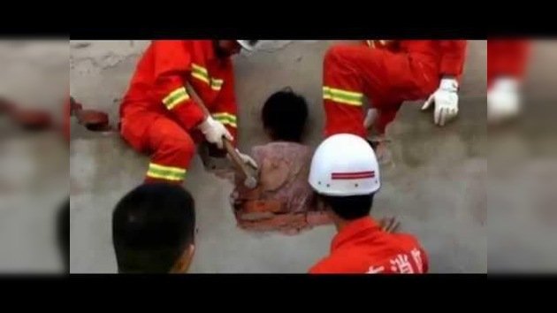 Los bomberos rescatan a una mujer atrapada entre dos paredes