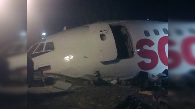 2 muertos y más de 80 heridos en un aterrizaje de emergencia en Moscú