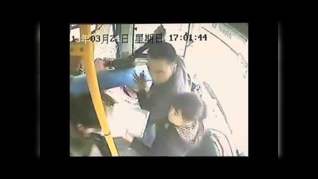 Reflejos 'relámpago': Un chino evade un poste que atraviesa su parabrisas