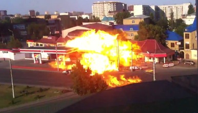 Graban el momento de la explosión en una gasolinera
