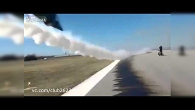 Un avión sale a un metro de un camarógrafo