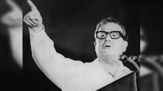 Forenses confirman que Allende se mató en su despacho disparándose un fusil a la cara