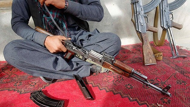 Policías afganos venden armas a los talibán para "dar de comer a sus familias"