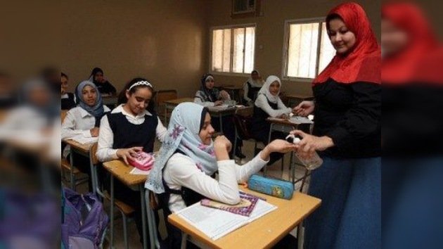 Egipto prohíbe que sus profesores lleven 'jeans' y adornos a las escuelas
