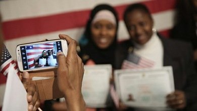 EE.UU. abre la mano en inmigración, obviando el "apoyo limitado" a terroristas