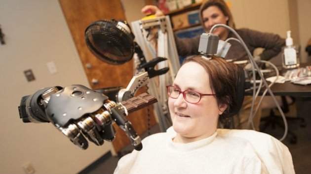 Una tetrapléjica mueve con la mente la mano-robot que le tiende la ciencia