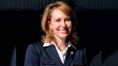 La senadora Giffords podría asistir al despegue de su esposo astronauta