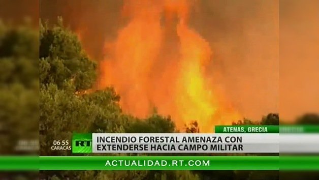 Un incendio avanza arrasando un bosque en la periferia de Atenas