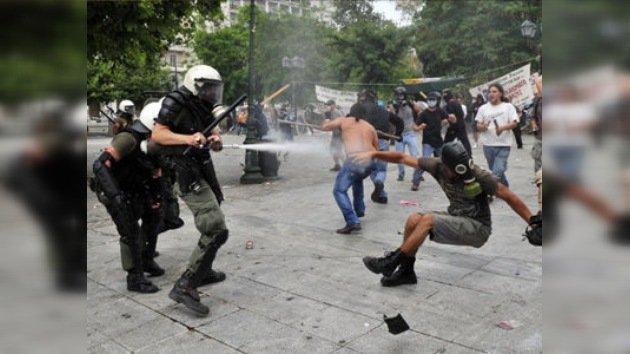 Corresponsal de RT afectada por los gases lacrimógenos lanzados por la Policía en Grecia