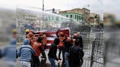 Manifestantes y policía se enfrentan en Chile