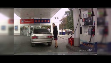 Distracción y olvidos en una gasolinera casi causan accidente