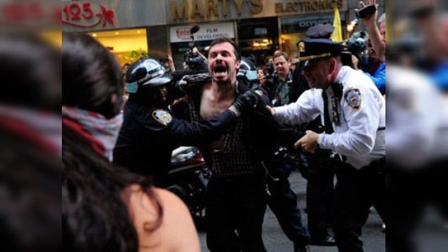 Ante la brutalidad policial, Ocupa Wall Street "recluta" combatientes