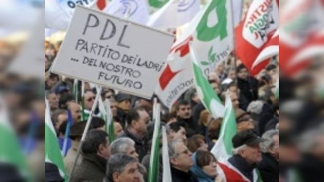 Masiva manifestación de la oposición contra Berlusconi en Roma