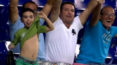 Un niño realiza un enloquecido baile al verse en la pantalla gigante de un estadio
