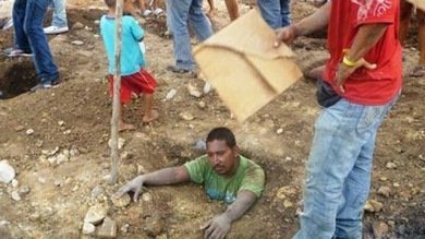 Enterrados vivos, en protesta por un desalojo