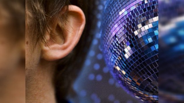 DJs sordos tocan y bailan en una discoteca moscovita al ritmo de bongos