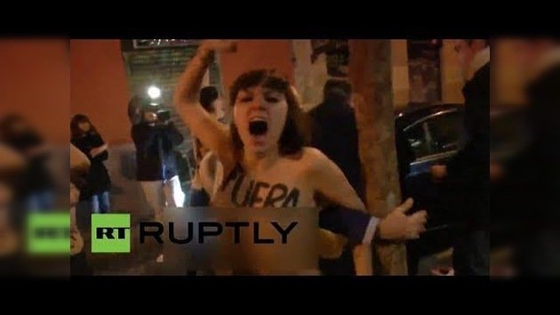 Protesta desnuda en España: Activistas de Femen lanzan bragas al cardenal Rouco