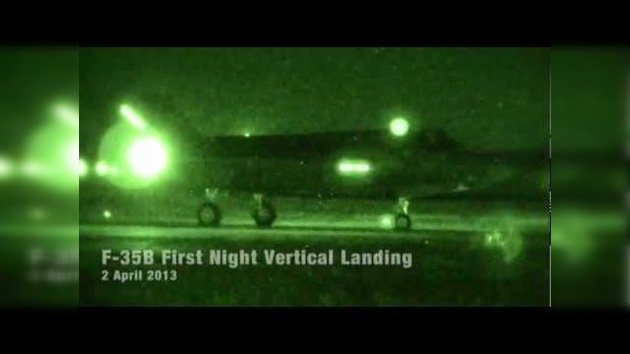 Primer aterrizaje vertical nocturno del F-35B