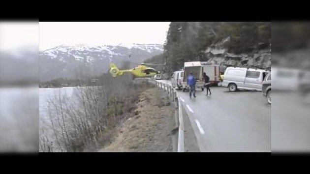 Helicóptero de rescate se posa sobre el quitamiedos de una carretera noruega