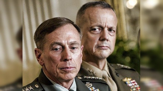 David Petraeus entrega el mando de la OTAN en Afganistán a John Allen