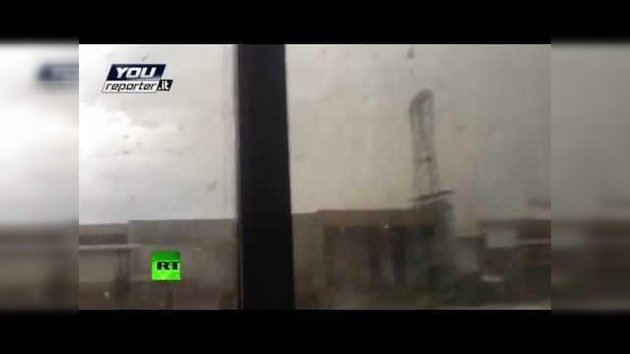 Italia: Pasa un fuerte tornado por su casa y decide filmar desde el interior