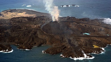 Fotos: Una isla vólcánica en Japón 'devora' a otra