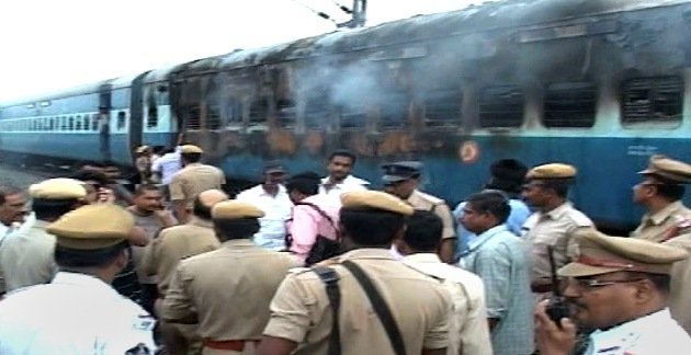 Decenas de personas mueren por el incendio en un tren en India