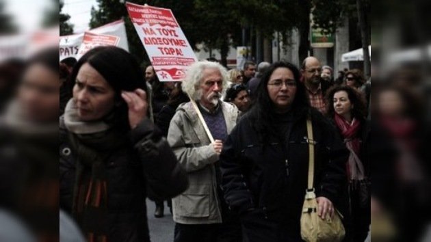 Miles de griegos asisten a la primera gran protesta contra Papademos
