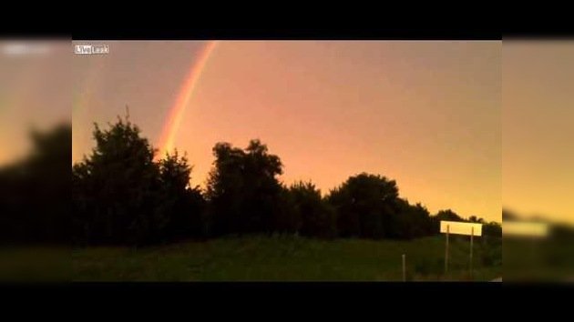 Un arcoíris y un rayo ‘chocan’ en el cielo