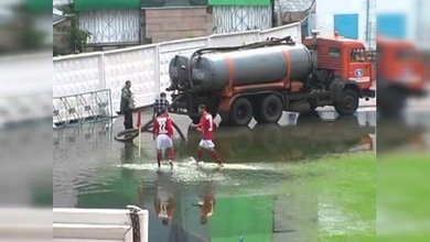 Tiro de esquina en un campo inundado
