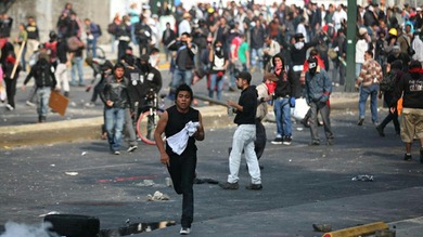 Enrique Peña Nieto asume la presidencia de México en medio de violentas protestas