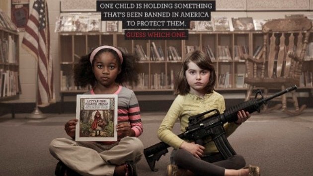 Una campaña con niños armados retrata la absurda legislación de armas de EE.UU.