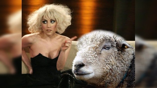 Traje verde y un carnero como 'accesorio' para Lady Gaga