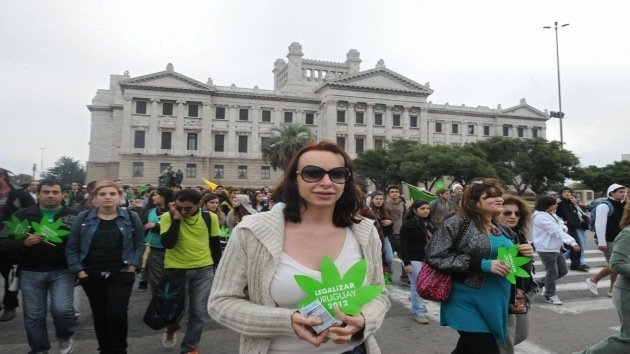 Uruguay intentará "robar mercado al narcotráfico" con la despenalización de la marihuana