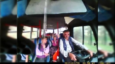 Un accidente de un autobús escolar, registrado desde dentro del vehículo