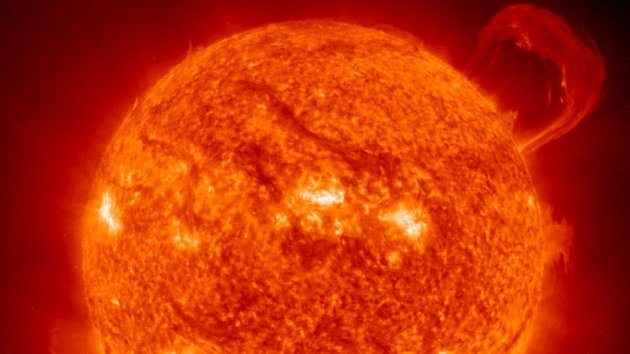 Video: El ardiente 'abrazo' del sol al cosmos