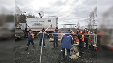 Equipos de rescate descienden a la mina para evacuacar a los mineros