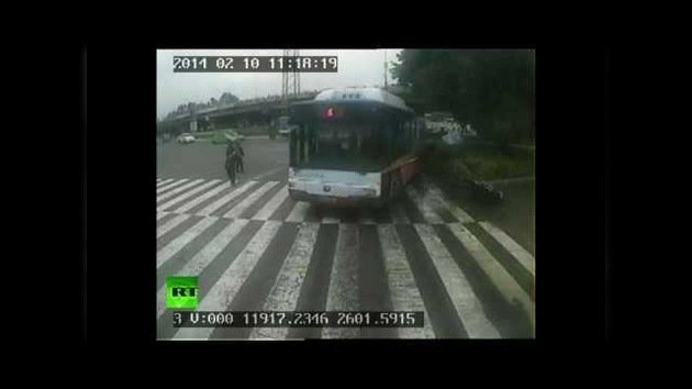 Un conductor arriesga su vida para detener un bus fuera de control