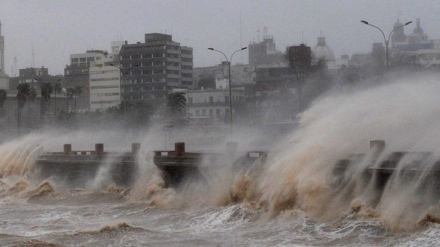 Fotos: Fuertes tormentas dejan sin luz a 140.000 personas en Uruguay