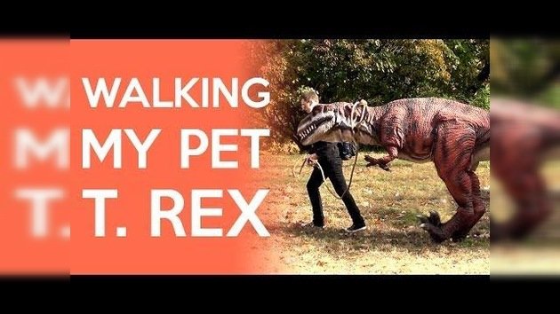 Un dinosaurio con correa sorprende a los paseantes en EE.UU.