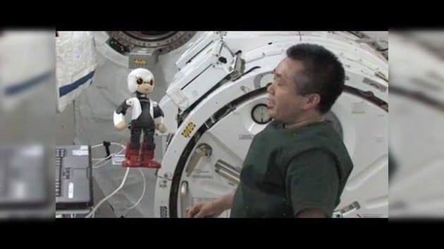 Un astronauta y un robot hablan por primera vez en el espacio