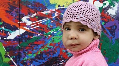 El arte que cura: una niña con un tumor en la cara recaudará dinero exponiendo sus obras