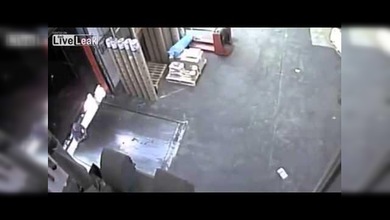 Un camión casi parte en dos a un hombre