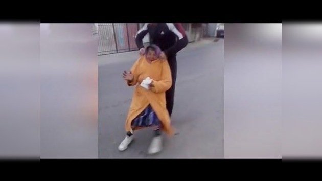 Impactante video: Jóvenes se burlan brutalmente de una anciana y la hacen gritar de terror