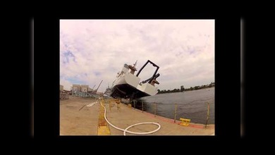 En EE.UU. la puesta a flote de un barco casi termina en tragedia