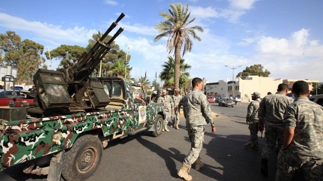 Más de 300 hombres armados cercan el parlamento de Libia