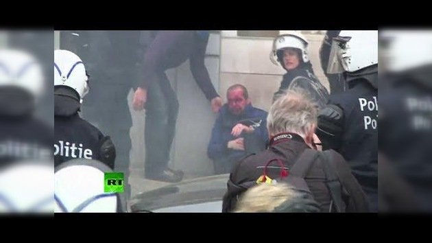Fuego amigo: un manifestante es alcanzado en Bruselas por una piedra lanzada por su propio compañero