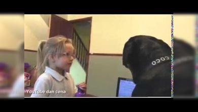 Un rottweiller y una niña cantan juntos