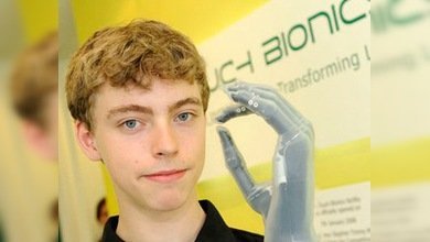 Mercedes regala una mano biónica a un fan de la F1