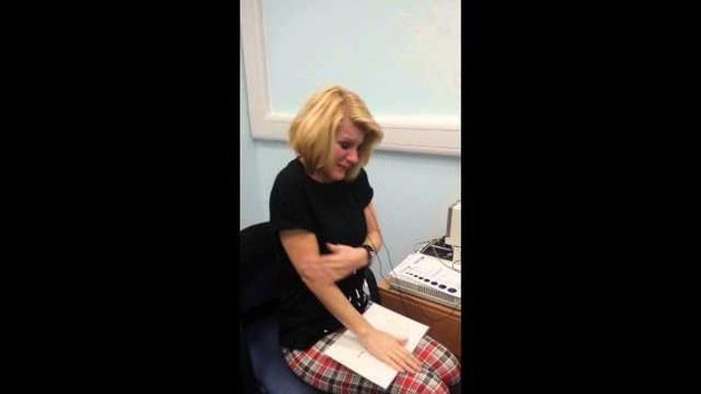 Emocionante reacción de una mujer sorda de 40 años al oír por primera vez en su vida